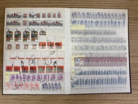 Polsko 1918 - 2016, sbírka zejména razítkovaných známek s mnoha dublety, obsahuje  i lepší známky, mnoho zajímavých námětů ( kosmos, letectví, sport, flora, fauna, umění), uloženo ve 2 zásobnících A4, 24 - listovém a 8 - listovém, nepřebrané, pochází ze zahraničí