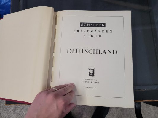 Německé oblasti, zachovalé desky Schaubek s listy a známkami, Staroněmecké státy, Danzig, Sársko, Allenstein, Marienwerder, Obesschlesien, Schleswig, okupovaná území za I. a II. světové války, včetně Protektorátu s kompletní přetiskovou řadou, Generalgouvernament, neúplná sbírka, u některých oblastí zajímavě zastoupena, vyšší katalogový záznam