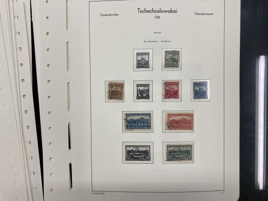 ČSR I, sbírka na zasklených listech, obsahuje známky nepoužité i použité, kompletní série, novinový aršík 1937 s černým přetiskem, Bratislava 1937 černým přetiskem + další, zajímavé 