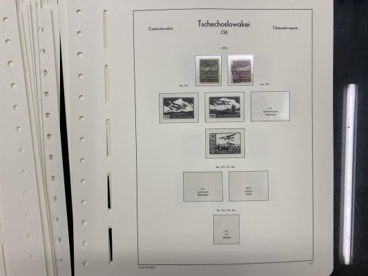 ČSR I, sbírka na zasklených listech, obsahuje známky nepoužité i použité, kompletní série, novinový aršík 1937 s černým přetiskem, Bratislava 1937 černým přetiskem + další, zajímavé 