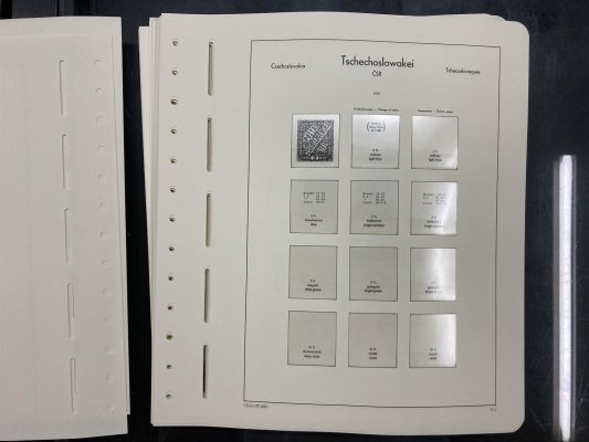 ČSR I, sbírka na zasklených listech, obsahuje známky nepoužité i použité, kompletní série, novinový aršík 1937 s černým přetiskem, Bratislava 1937 černým přetiskem + další, zajímavé 