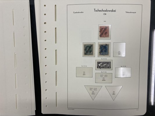 ČSR I, sbírka na zasklených listech, obsahuje známky nepoužité i použité, kompletní série, novinový aršík 1937 s černým přetiskem, Bratislava 1937 černým přetiskem + další, zajímavé 