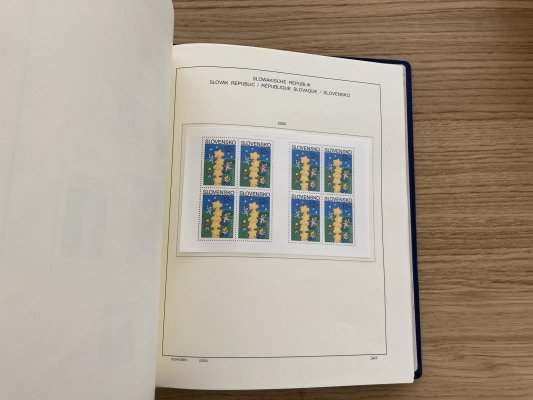 Slovenská republika 1993 - 2000, generální kompletní sbírka známek a aršíků, kat. cena cca 480 euro, na zasklených listech 