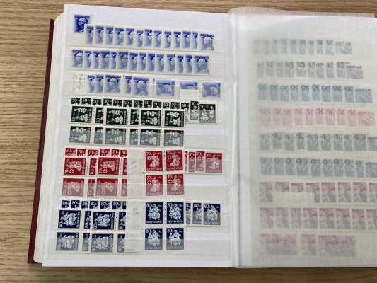 Slovenský stát, 1939 - 45, skladová zásoba v 32 listovém červeném zásobníku formátu A 4 ze zahraničí, enormní množství materiálu s vysokým katalogovým záznamem, 4bloky, desková řícla, větší bloky, včetně novinových, doplatních, leteckých a přetiskových emisí. velmi zajímavé