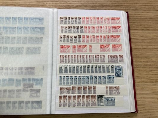 Slovenský stát, 1939 - 45, skladová zásoba v 32 listovém červeném zásobníku formátu A 4 ze zahraničí, enormní množství materiálu s vysokým katalogovým záznamem, 4bloky, desková řícla, větší bloky, včetně novinových, doplatních, leteckých a přetiskových emisí. velmi zajímavé