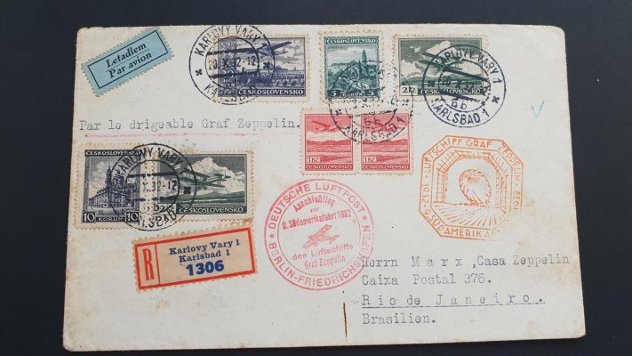 Zeppelin ; 1932 Zeppelin/ 9. SAF, R-dopis zaslaný do Jižní Ameriky (Rio de Janeiro), frankovaný výplatními známkami 257, 267 a leteckými 2x L 8, 2x L 9 a L14, podací razítko KARLOVY VARY /20. 10. 32 , rámečkové razítko PRAHA 7 /20. 10. 32, příchozí razítko s datem 28. 10. 32, tranzitní BERLIN s datem 23. 10. 32, hnědé skvrnky, červený a oranžový kašet 