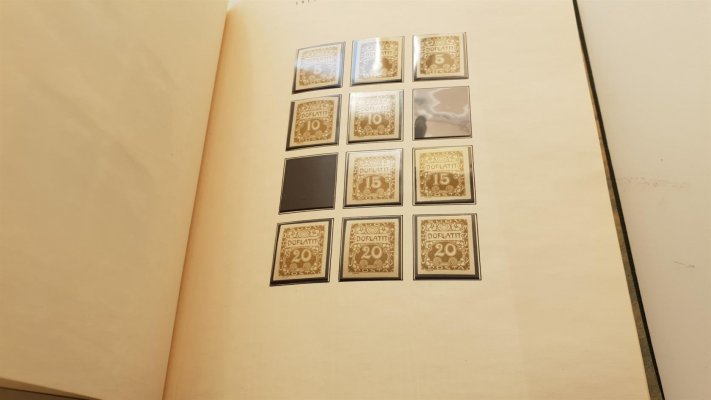 Velmi hezká sbírka I. republiky po sběrateli na listech  v pérových deskách, obsahuje velmi rozšířenou generální sbírku,  odstíny hradčan , základní zoubkování, z Pč 1919 například 81 , 50 II široká, , 57/58 KN, 55 , sbírka obsahuje falza ( nepočítáno a tužkou označeno např. 118 , TGM 1920 140a -  a ve stejném duchu pokračování napříč emisemi, mnoho barevných odstínů, hezká například 2 x 5 h modrozelná stříhaná - nízká vyvolávací cena ! Velmi hezká sbírka - katalogová cena známek dle majitele přes 60 000 +  Kč , určitě stojí za prohlídku. Doporučujeme