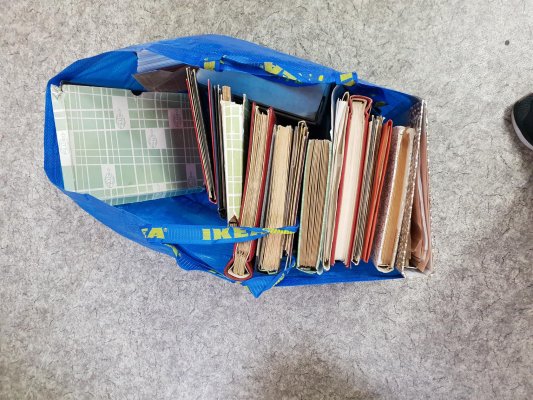 Taška Ikea se zbytkovou pozůstalostí po sběrateli, neuspořádané známky v albech, na listech Evropy a zámoří, celiny ČR a Slovenska, literatura + nepřebrany šuplík -  Vyvoláváme za symbolickou cenu - vhodné k osobní prohlídce 