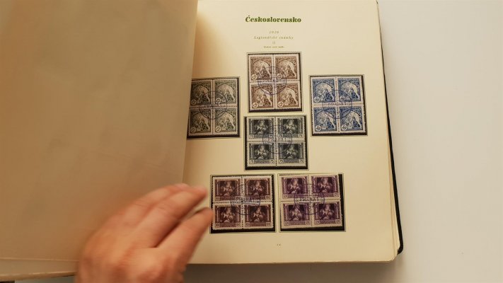 sbírka známek ČR I, 1918 - 38 na listech a v pérových deskách,obsahuje označené padělky 48Ia, 49Ia, 51I - ( ve sbírce nepočítány)   obsahuje mnoho zajímavých položek,přehledně uspořádáno,  pozůstalost po sběrateli, část nafocena, doporučujeme k prohlídce, zajímavé - nafocena ukázka 