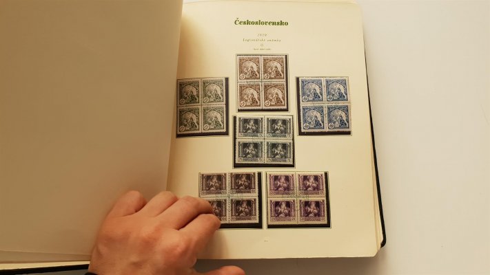 sbírka známek ČR I, 1918 - 38 na listech a v pérových deskách,obsahuje označené padělky 48Ia, 49Ia, 51I - ( ve sbírce nepočítány)   obsahuje mnoho zajímavých položek,přehledně uspořádáno,  pozůstalost po sběrateli, část nafocena, doporučujeme k prohlídce, zajímavé - nafocena ukázka 