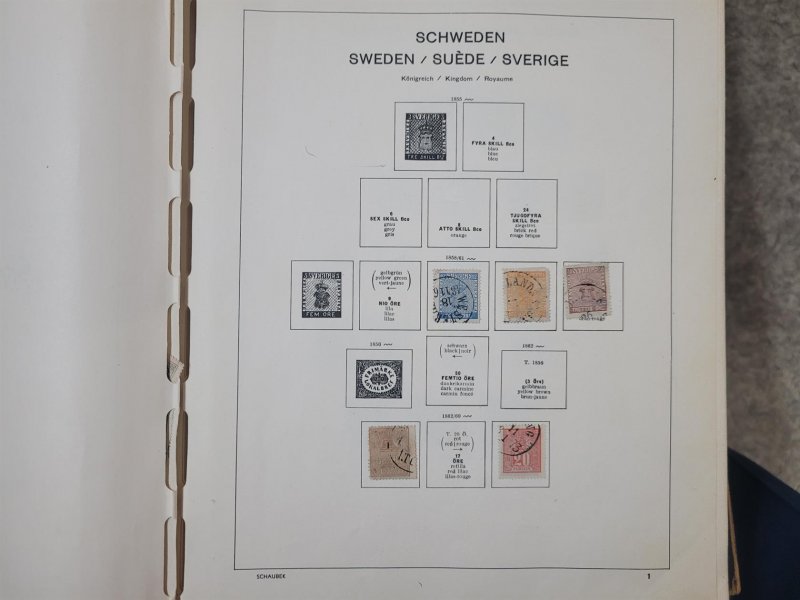 Švédsko, sbírka v červených deskách a na listech SCHAUBEK, od klasických známek a ž po moderní, velmi obsáhle zastopupená , samozřejmě bez úplných špičkových hodnot, ale mnoho středního materiálu, např. Mi. 86 - 96, 97- 106 a další, i soutisky, lehce nafoceno, doporučujeme osobní prohlídku, vyšší katalogový záznam