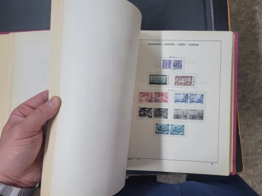 Švédsko, sbírka v červených deskách a na listech SCHAUBEK, od klasických známek a ž po moderní, velmi obsáhle zastopupená , samozřejmě bez úplných špičkových hodnot, ale mnoho středního materiálu, např. Mi. 86 - 96, 97- 106 a další, i soutisky, lehce nafoceno, doporučujeme osobní prohlídku, vyšší katalogový záznam