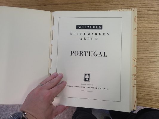 Portugalsko - 1945 - 1991, svěží sbírka ve třech svazcích na listech a v pérových deskách Schaubek, skoro kompletní, obsahuje prakticky všechny stěžejní řady a bloky z tohoto období, např. Mi. 681 - 8, Bl. 8, 9, 693 - 700, Bl. 10,11,12, 706 - 13, Bl.13, 730 - 7, Bl. 14, 748 - 51, 752 - 7, 778 - 9, 788 - 91, 792 - 806, 815 - 22, 831 - 4, 856 - 9 a další vydání, velmi heká a kvalitní sbírka s vysokým katalogovým záznamem a pravděpodobně růstovým potenciálem, většina nafocena