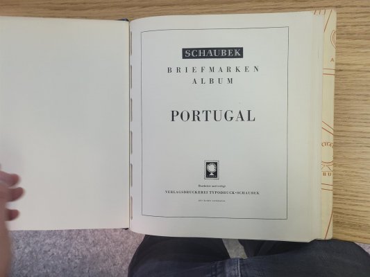 Portugalsko - 1945 - 1991, svěží sbírka ve třech svazcích na listech a v pérových deskách Schaubek, skoro kompletní, obsahuje prakticky všechny stěžejní řady a bloky z tohoto období, např. Mi. 681 - 8, Bl. 8, 9, 693 - 700, Bl. 10,11,12, 706 - 13, Bl.13, 730 - 7, Bl. 14, 748 - 51, 752 - 7, 778 - 9, 788 - 91, 792 - 806, 815 - 22, 831 - 4, 856 - 9 a další vydání, velmi heká a kvalitní sbírka s vysokým katalogovým záznamem a pravděpodobně růstovým potenciálem, většina nafocena