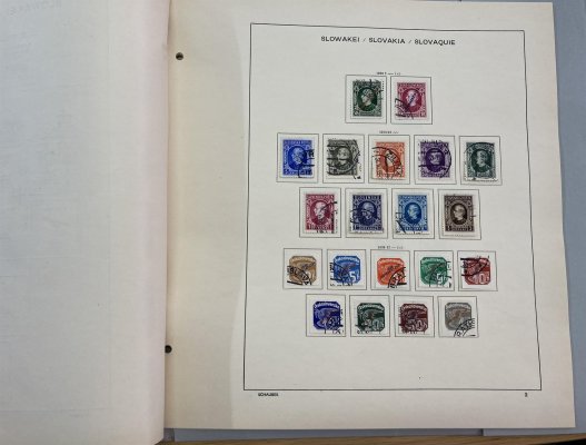 Slovenský stát, kompletní základní sbírka razítkovaných známek na 12 altových listech SCHAUBEK včetně 1. přetiskové emise. Všechny dražší známky jsou zkoušené, garantujeme pravost.