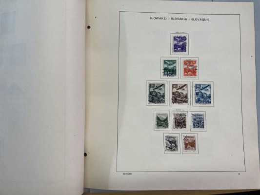 Slovenský stát, kompletní základní sbírka razítkovaných známek na 12 altových listech SCHAUBEK včetně 1. přetiskové emise. Všechny dražší známky jsou zkoušené, garantujeme pravost.
