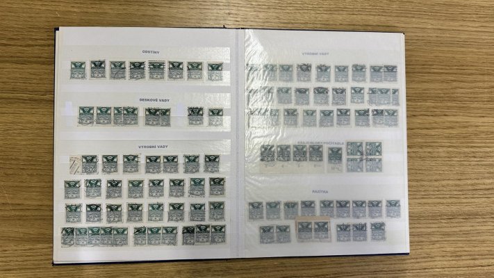 Sbírka Holubic 1920 - obsahuje cca 100 ks řz 13 3/4 ze 100 ks PA. Jen katalog tchto známek více než 40 000 Kč dle katalogu Pofis 2015. Pěkná sbírka obsahující počítadla, retuše, deskové značky a další v modrém albu A4.