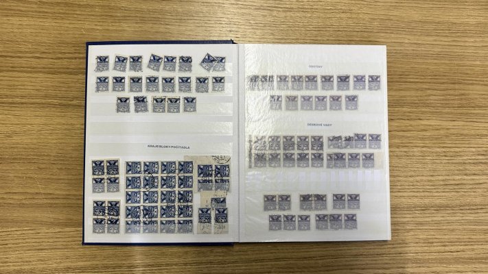 Sbírka Holubic 1920 - obsahuje cca 100 ks řz 13 3/4 ze 100 ks PA. Jen katalog tchto známek více než 40 000 Kč dle katalogu Pofis 2015. Pěkná sbírka obsahující počítadla, retuše, deskové značky a další v modrém albu A4.