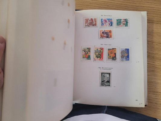 SSSR, sbírka ve třech albech známky kolem roku 1950, nafocena ukázka, vyšší katalog, doporučujeme osobní prohlídku