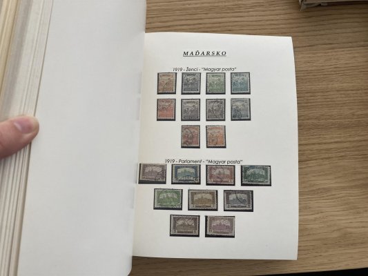 Maďarsko od začátku, včetně známěk přeběžných, aršíků a další. Vysoký katalog, ve 4-albech. 
