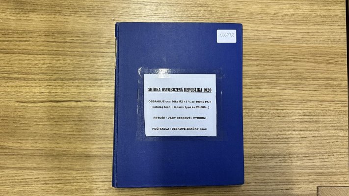 Osvobozená republika 1920 - obsahuje cca 80  ks řz 13 3/4 ze 100 ks PA. Jen katalog těchto známek více než 20 000 Kč dle katalogu Pofis 2015. Pěkná sbírka obsahující počítadla, retuše, deskové značky a další v modrém albu A4.