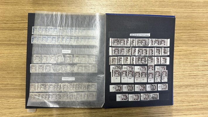 Osvobozená republika 1920 - obsahuje cca 80  ks řz 13 3/4 ze 100 ks PA. Jen katalog těchto známek více než 20 000 Kč dle katalogu Pofis 2015. Pěkná sbírka obsahující počítadla, retuše, deskové značky a další v modrém albu A4.