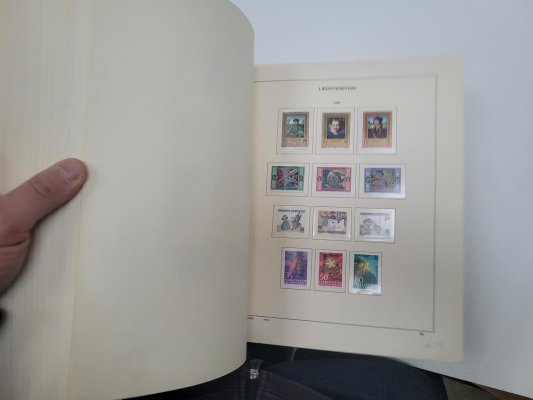 Lichtenštejn 1957 - 1995, sbírka v pérových deskách na zasklených listech Schaubek( listy od 1944), katalog cca 1260 euro, výborná kvalita 