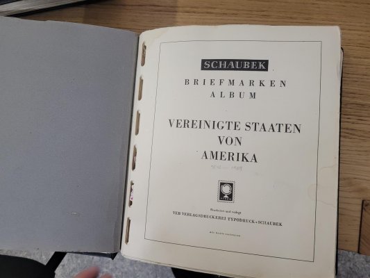 USA, sbírka ve třech pérových deskách a na listech SCHAUBEK, od klasických známek až po moderní, velmi obsáhle zastoupená , samozřejmě bez špičkových hodnot, ale mnoho středního materiálu, včetně aršíků a vysoký nominál svěžích známek (soutisky, tiskové listy), obsahuje i novější celistvosti, lehce nafoceno, doporučujeme osobní prohlídku, vysoká katalogová hodnota