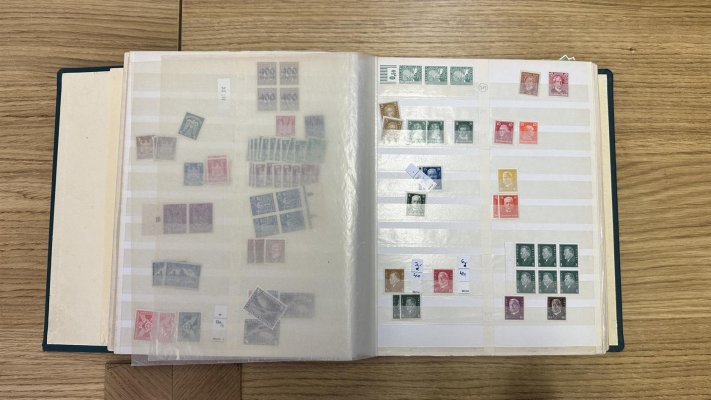 Deutsches Reich, zelené desky s listy, převážně svěží skladová zásoba, velké množství materiálu, velmi vysoká katalogová hodnota, vhodné k dalšímu zpracování