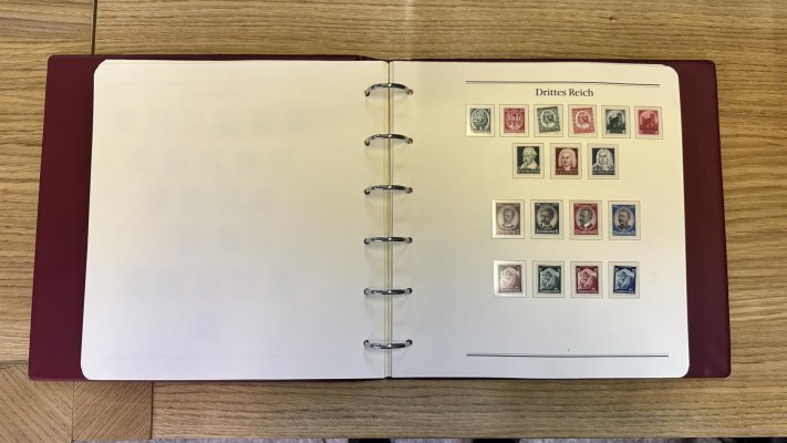 Deutsches Reich , originální ABO album firmy BOREK se známkami DR z let 1933 - 45, převážně svěží, je zde zastoupeno mnoho hledaných serií, Wagner, řemesla, kroje, letecké, aršíky 4 - 11, služební známky, Nürburgring, hnědé a modré stuhy,SS, nafoceno, velmi vysoký katalogový záznam