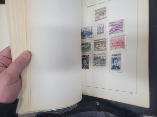 Rakousko  na listech Schaubek od roku 1945 - 1975 , převážně ražené, nafocena malá ukázka 