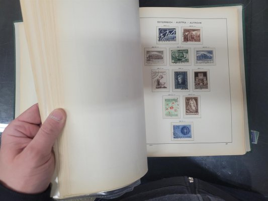 Rakousko  na listech Schaubek od roku 1945 - 1975 , převážně ražené, nafocena malá ukázka 