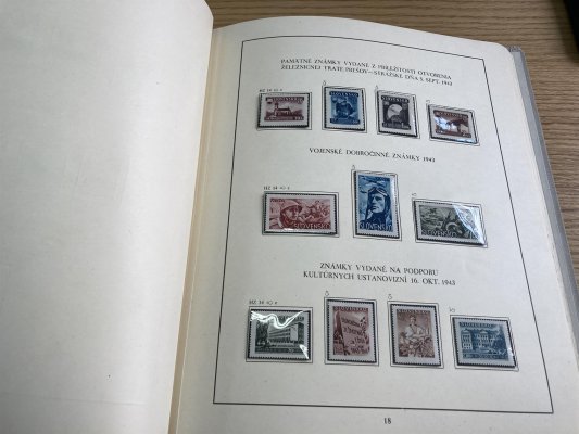 Slovensko 1939 - 1945 specializovaná, skoro kompletní sbírka( chybí několik známek) v albu slovenských poštovních známek na předtištěných a zasklených listech. Obsahuje rozdílné typy známek, barevné odstíny, polohy průsvitek, zoubkování a druhy lepu. Všechny známky luxusní kvalita,  lepší známky zkoušené, vysoký katalog ( Synek 800 euro), hezké