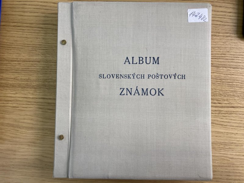 Slovensko 1939 - 1945 specializovaná, skoro kompletní sbírka( chybí několik známek) v albu slovenských poštovních známek na předtištěných a zasklených listech. Obsahuje rozdílné typy známek, barevné odstíny, polohy průsvitek, zoubkování a druhy lepu. Všechny známky luxusní kvalita,  lepší známky zkoušené, vysoký katalog ( Synek 800 euro), hezké