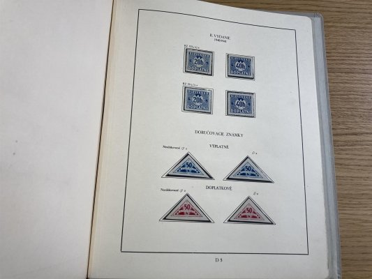 Slovensko 1939 - 1945 specializovaná, skoro kompletní sbírka( chybí několik známek) v albu slovenských poštovních známek na předtištěných a zasklených listech. Obsahuje rozdílné typy známek, barevné odstíny, polohy průsvitek, zoubkování a druhy lepu. Všechny známky luxusní kvalita,  lepší známky zkoušené, vysoký katalog ( Synek 800 euro), hezké