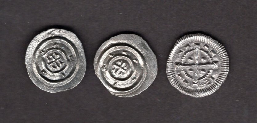 Hungary  Béla II.the Blind , 1Denar lot 3 coins, 3 rozdílné ražby, ÉH#53, H#102 Ag 0,41g/pc , 10-13mm Cross with dots, variant without 3dots, with/without line
