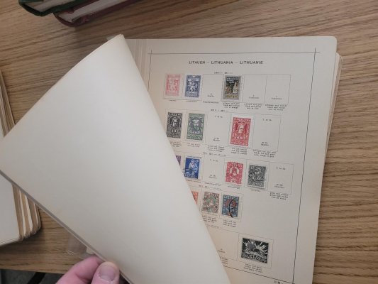 Pobaltské státy - Litva, Lotyšsko, Estonsko - neúplná sbírka z let 1918 - 1939 na albových listech