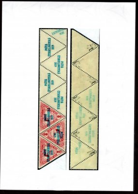 55 a 5K, trojúhelník (3 známky) se 4 přetištěnými kupóny a jedním nepřetištěným, obtisky přetisků na kupónech a neúplný na okraji, páska s původním lepem a drobnou opravou, na první známce ohyby papíru, zkoušena Mrňák, Gilbert, Karásek, Vrba a atest Vrba, v této formě velmi vzácné, zřídka se vyskytující, jedna z největších pásek! navíc s obtiskem! dokonalý exemplář! 