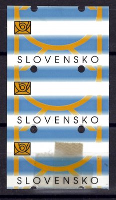 Slovensko, Automatové známky 2001, svislá 3-páska II. typu známek bez vytištěné nominální hodnoty pocházející z konce kotouče, na spodní známce zbytek lepící pásky, která držela kotouč pohromadě