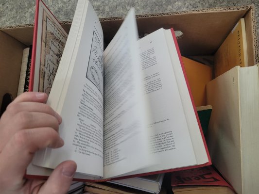 Odborná literatura + publikace, některé zahraniční velmi hledané a cenné, viz foto