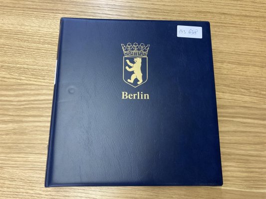 Berlin, 1948 - 1990 dva svazky s listy + desky SAFE, z počátečních roků, červený a černý přetisk, dále Mi. 64/7, od čísla 71 prakticky kompletní, krásná sbírka z pozůstalosti, příznivě vyvoláváno

