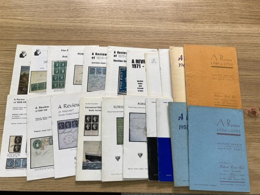 Robson Lowe Reviews 1949-1984,  21  Aukčních přehledů + katalog The First Trans-Atlantic International Philatelic Radio Auction