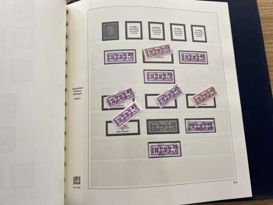 DDR, 1949 - 1990 v šesti krásných svazcích SAFE na listech a v deskách, z naprosté většiny svěží, prakticky kompletní sbírka včetně stěžejních serií a aršíků, velmi hezké, vysoký katalogový záznam z pozůstalosti, velmi příznivě vyvoláváno
