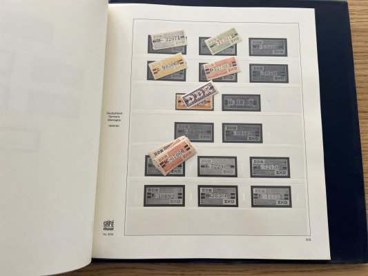 DDR, 1949 - 1990 v šesti krásných svazcích SAFE na listech a v deskách, z naprosté většiny svěží, prakticky kompletní sbírka včetně stěžejních serií a aršíků, velmi hezké, vysoký katalogový záznam z pozůstalosti, velmi příznivě vyvoláváno