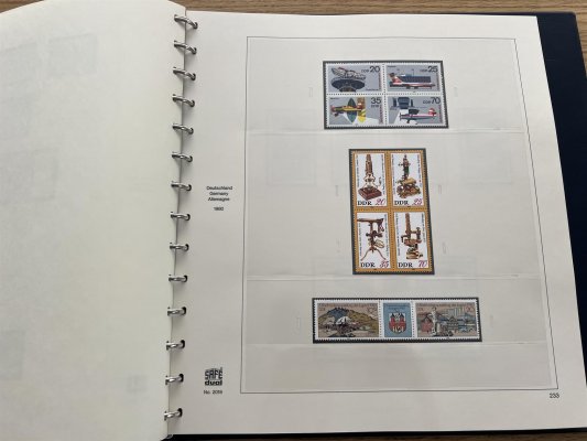 DDR, 1949 - 1990 v šesti krásných svazcích SAFE na listech a v deskách, z naprosté většiny svěží, prakticky kompletní sbírka včetně stěžejních serií a aršíků, velmi hezké, vysoký katalogový záznam z pozůstalosti, velmi příznivě vyvoláváno