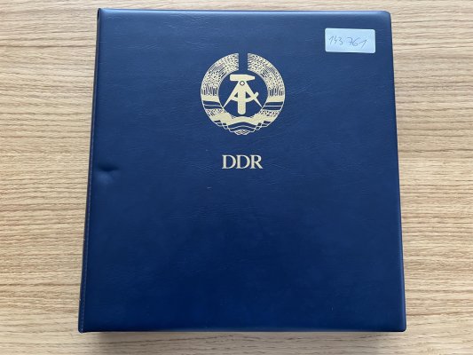 DDR, 1949 - 1990 v šesti krásných svazcích SAFE na listech a v deskách, z naprosté většiny svěží, prakticky kompletní sbírka včetně stěžejních serií a aršíků, velmi hezké, vysoký katalogový záznam z pozůstalosti, velmi příznivě vyvoláváno