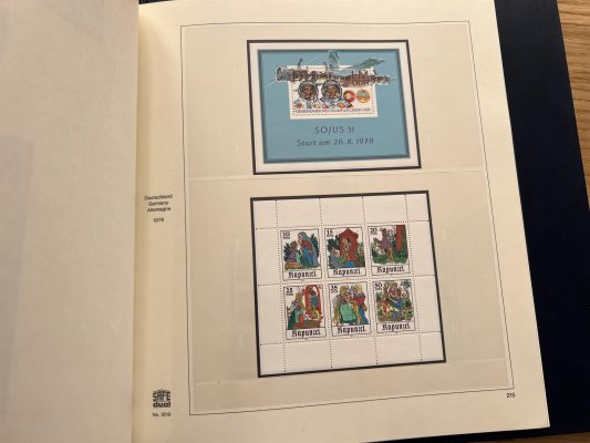 DDR, 1949 - 1990 v šesti krásných svazcích SAFE na listech a v deskách, z naprosté většiny svěží, prakticky kompletní sbírka včetně stěžejních serií a aršíků, velmi hezké, vysoký katalogový záznam z pozůstalosti, velmi příznivě vyvoláváno