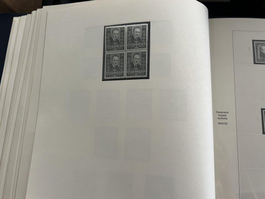 Rakousko - 1850 - 2000,  v pěti krásných svazcích SAFE na listech a v deskách, z naprosté většíny svěží, nekompletní sbírka, klasika chybí. jsou zde ze 30 let např. Rotary, krajiny, FIS, po roce 1945 velmi dobře zastoupena sbírka, včetně lepších serií, např. ptáci apod., z pozůstalosti, doporučujeme osobní prohlídku