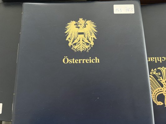 Rakousko - 1850 - 2000,  v pěti krásných svazcích SAFE na listech a v deskách, z naprosté většíny svěží, nekompletní sbírka, klasika chybí. jsou zde ze 30 let např. Rotary, krajiny, FIS, po roce 1945 velmi dobře zastoupena sbírka, včetně lepších serií, např. ptáci apod., z pozůstalosti, doporučujeme osobní prohlídku