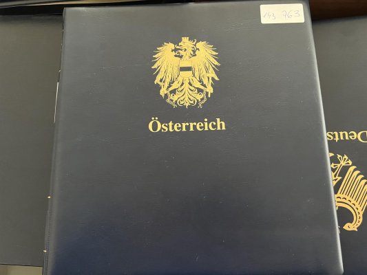 Rakousko - 1850 - 2000,  v pěti krásných svazcích SAFE na listech a v deskách, z naprosté většíny svěží, nekompletní sbírka, klasika chybí. jsou zde ze 30 let např. Rotary, krajiny, FIS, po roce 1945 velmi dobře zastoupena sbírka, včetně lepších serií, např. ptáci apod., z pozůstalosti, doporučujeme osobní prohlídku